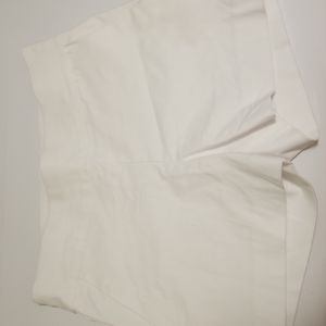 White medium new York and company stretch short